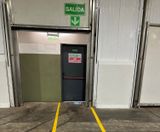 Salida de depósito con dispositivo de control